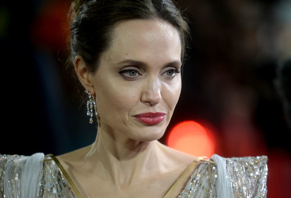 Анджелина Джоли изглежда като старица без фотошоп (Снимки)