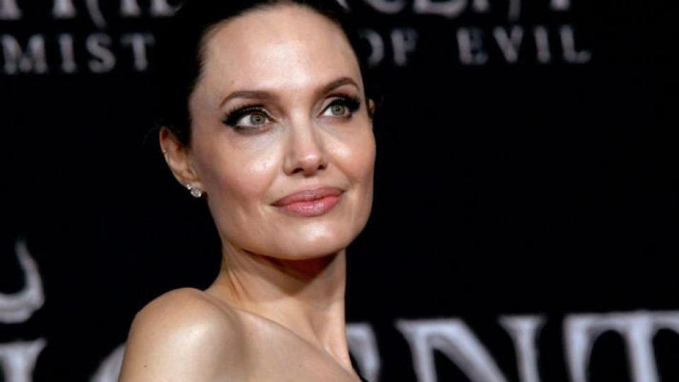 Анджелина Джоли заприлича на скелет