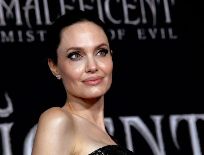 Анджелина Джоли заприлича на скелет