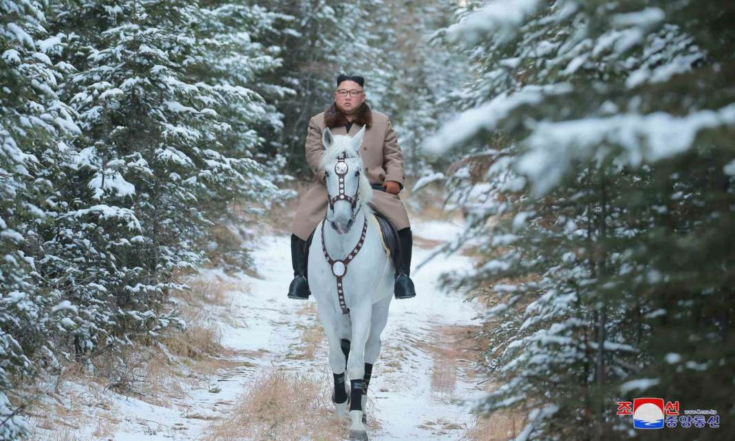 Ким Чен Ун се появи на бял кон в свещена планина: Ще зарадвам света с нещо невероятно! - Снимка 2