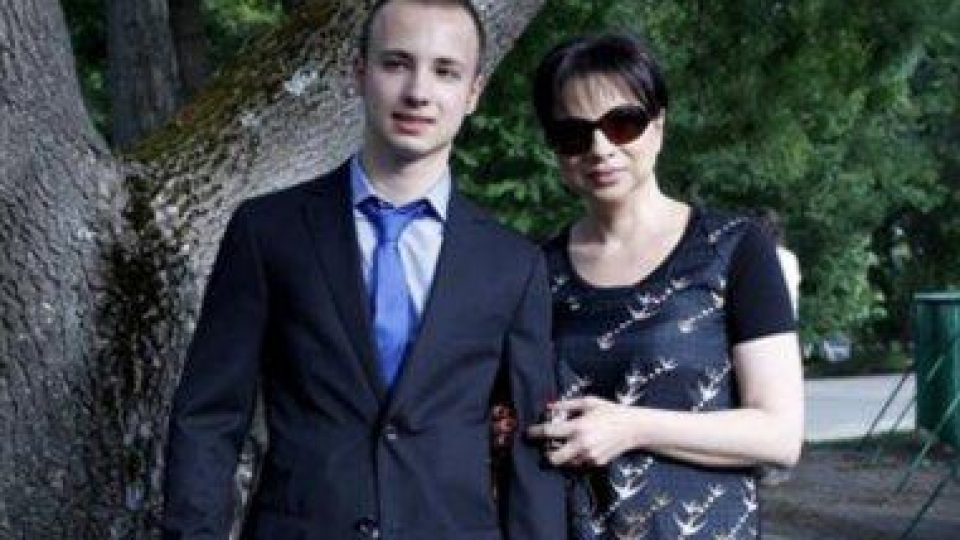 Синът на Цветанка Ризова с живот като на баровец (Разтрива „Мазерати” за 100 бона – Снимки)