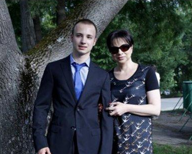 Синът на Цветанка Ризова с живот като на баровец (Разтрива „Мазерати” за 100 бона – Снимки)