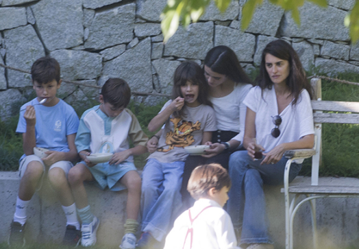 Папарашки удар! Пенелопе Крус с децата в Мадрид (Снимки)