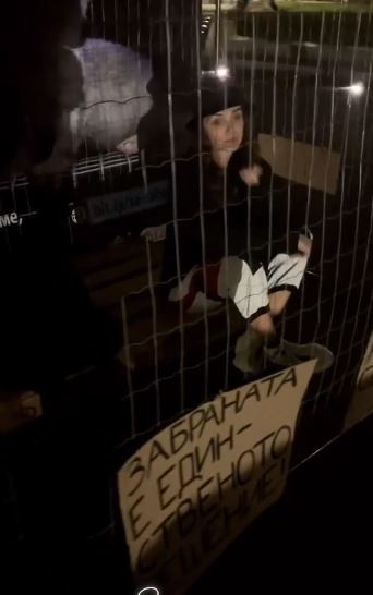 Диляна Попова протестира в клетка! (още подробности)