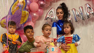 Роналдо и Джорджина с приказно парти за РД на дъщеря си (Вижте колко порасна Алана)