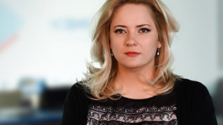 Лора Крумова напусна България