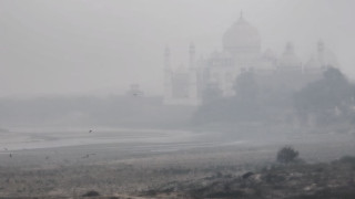 Бизнесмени в Индия трупат милиарди от смога: Ето колко струва да дишаш чист въздух там