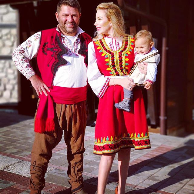 Антония Петрова и Ивайло Батинков с традиционен прощъпулник за сина си в Банско сн. Инстаграм