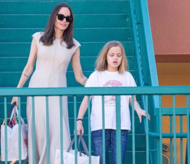 Копие на мама? Анджелина Джоли и Вивиан пазаруват за Коледа (На кого прилича близначката?) - Снимка 2