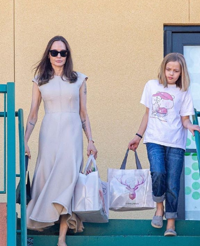 Копие на мама? Анджелина Джоли и Вивиан пазаруват за Коледа (На кого прилича близначката?)