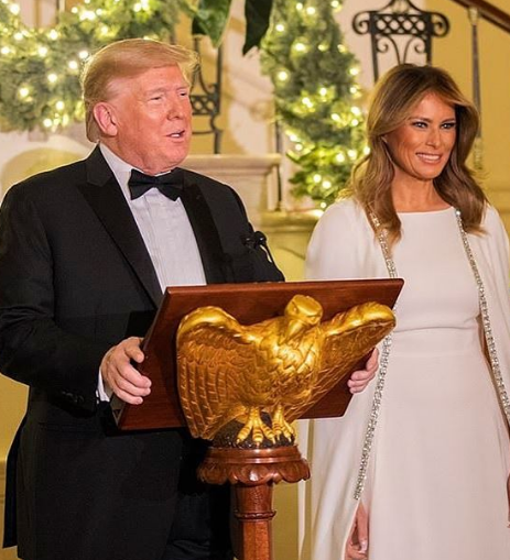 Мелания Тръмп блести в сватбена рокля на Коледния прием (Вижте скъпарския й тоалет)