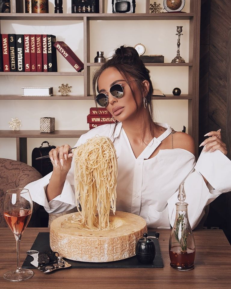 Диети ли: Николета Лозанова набива спагети като невидяла! (виж тук)