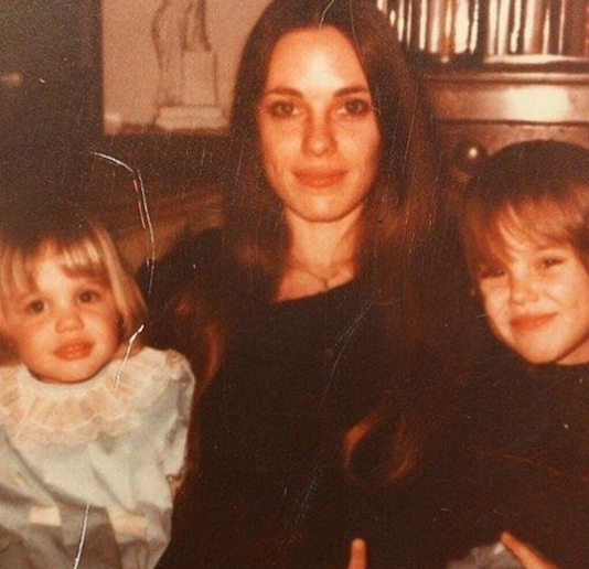 Няма да повярвате как изглежда майката на Анджелина Джоли (ФОТО)