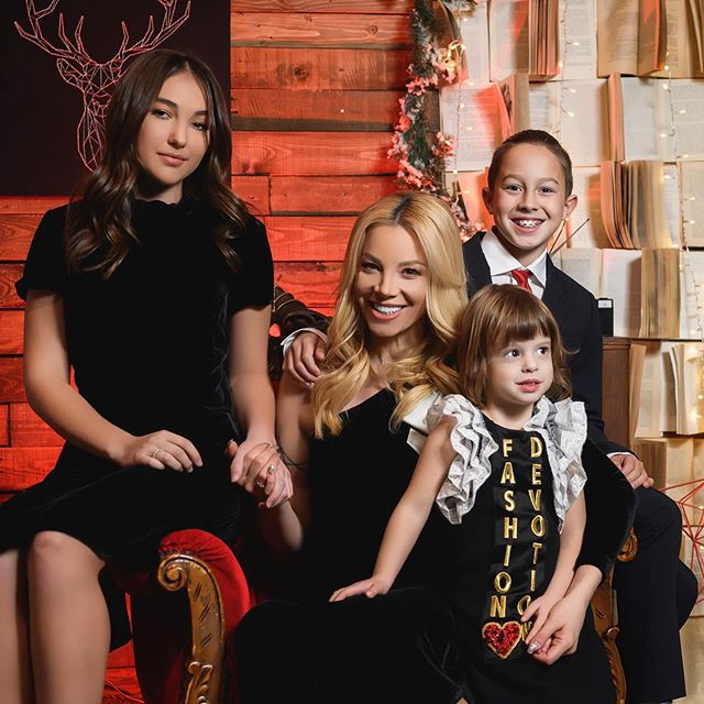 Емилия със специална коледна фотосесия със семейството (Вижте колко са пораснали Мира и Иван)