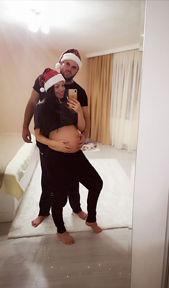 Честито: Славея Сиракова показа бременното си коремче на Коледа! (виж тук)