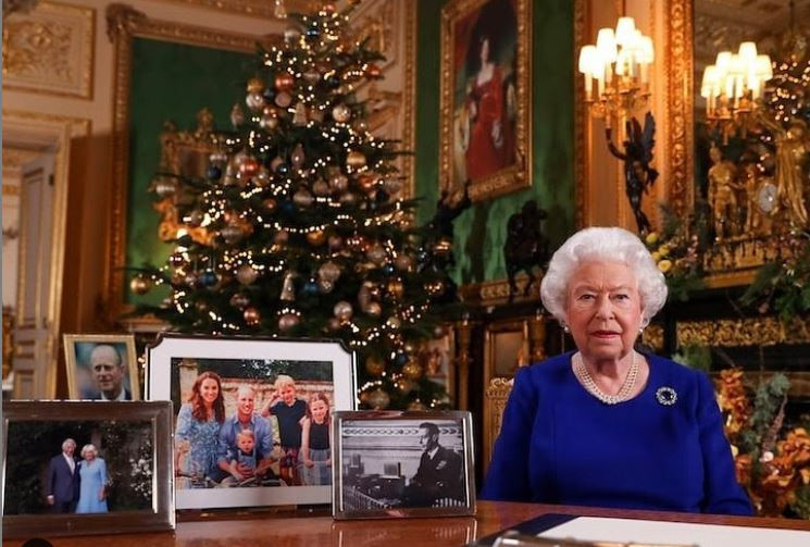 Кралица Елизабет предложи маслинена клонка на Меган Маркъл за Коледа сн. Инстаграм 
