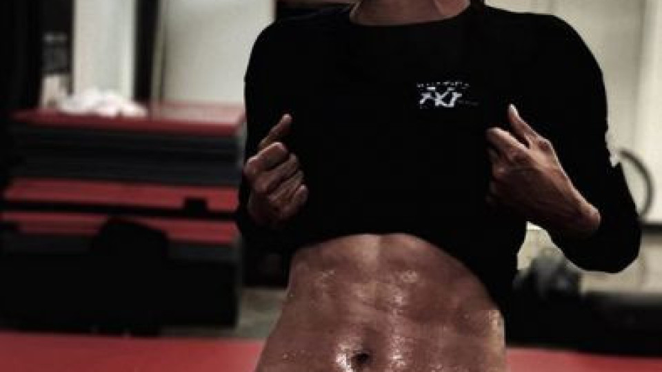 Цепи мрака: 53-годишната Холи Бери стана фитнес гуру! (виж съветите й)