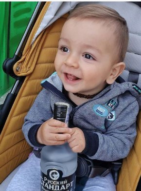 Позор: Бебето на Даниел Петканов рекламира водка! (стигнаха твърде далеч)