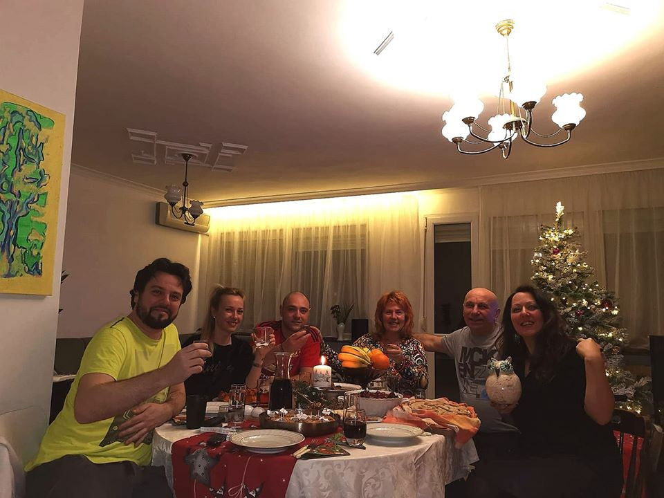 Милица прекара празниците с роднините на приятеля си Иван сн. Фейсбук