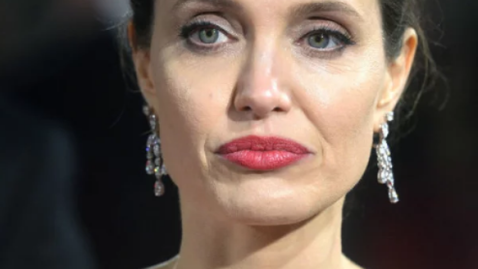 Брад Пит докара Анджелина Джоли до истерия (Актьорът запозна децата си с Анистън)