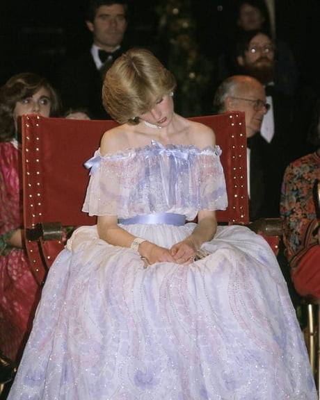 Шок! Принцеса Даяна заспала на кралския бал (Вижте нелепия й гаф – Снимка)
