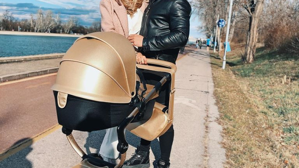 Джулиана Гани разхожда бебето си в златна количка (СНИМКИ)