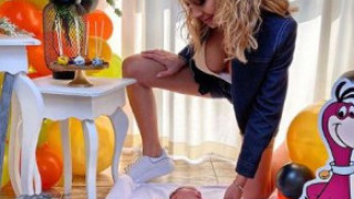 Скандал: Джулиана Гани се разчекна над бебето си на погача! (виж тук)