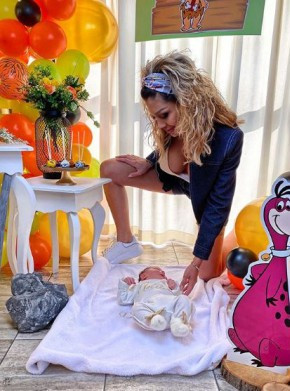 Скандал: Джулиана Гани се разчекна над бебето си на погача! (виж тук)