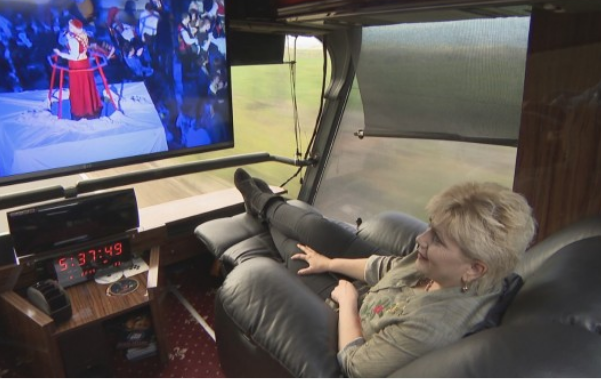 Николина Чакърдъкова с личен автобус за 1 млн лева (Вижте луксозното й возило)