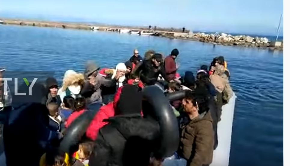 10 000 мигранти щурмуваха границата с Гърция, десетки бяха прогонени от о-в Лесбос сн. Ruptly