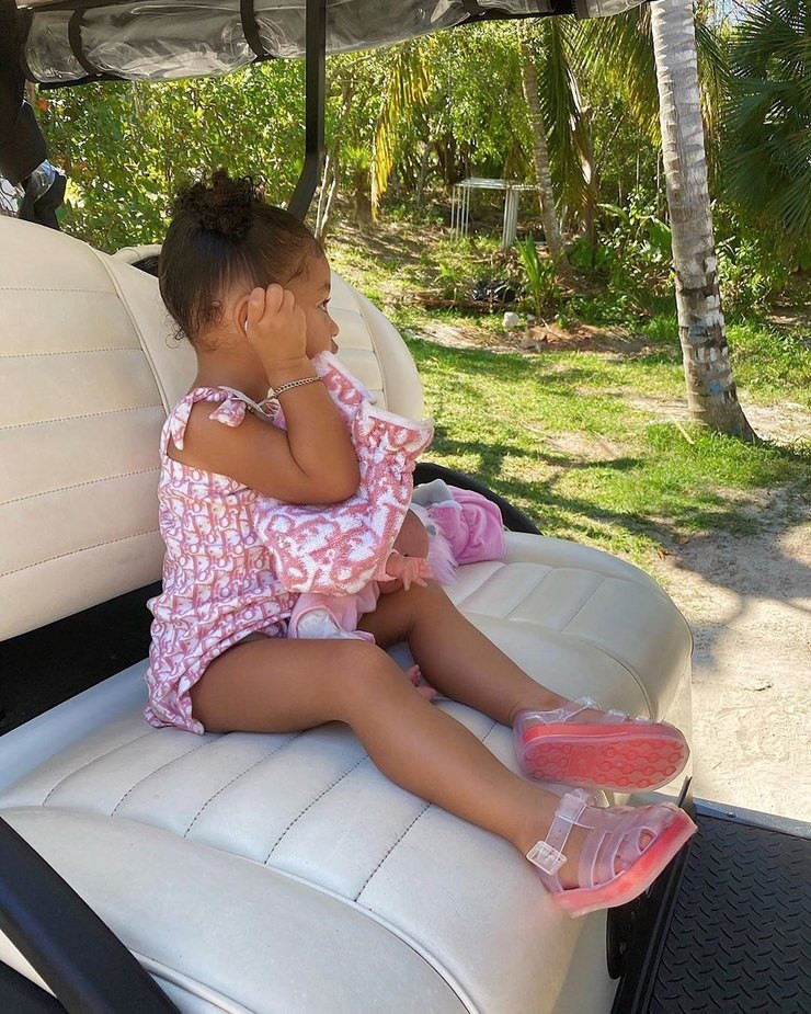 Щерката на Кайли Дженър – модна икона от малка (Вижте как я глези майка й)