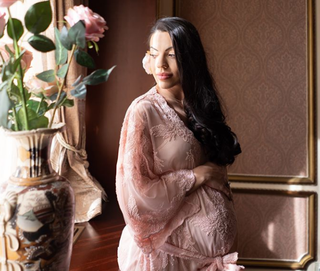 Илиана Раева в приказна фотосесия с бременните си щерки (Вижте Славея и Виолета с коремчета)