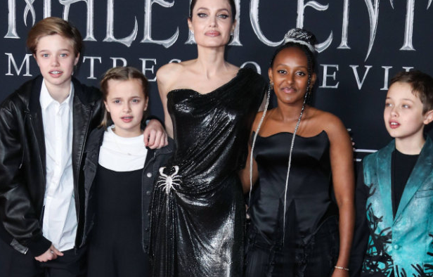 Анджелина Джоли проговори за операциите на дъщерите си (Вижте Шайло с патерици)
