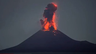 Зрелищно! Анак Кракатау в Индонезия изригна на половин километър височина