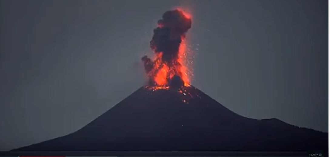 Зрелищно! Анак Кракатау в Индонезия изригна на половин километър височина