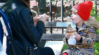 Ирина Шейк с мини пола и деколте до пъпа на разходка с дъщеря си (Снимки)