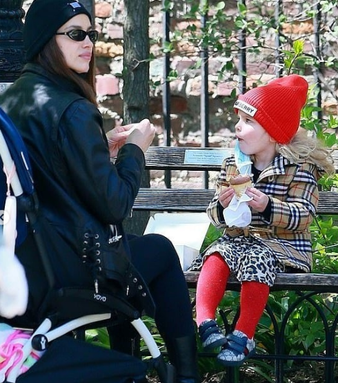 Ирина Шейк с мини пола и деколте до пъпа на разходка с дъщеря си (Снимки) - Снимка 3