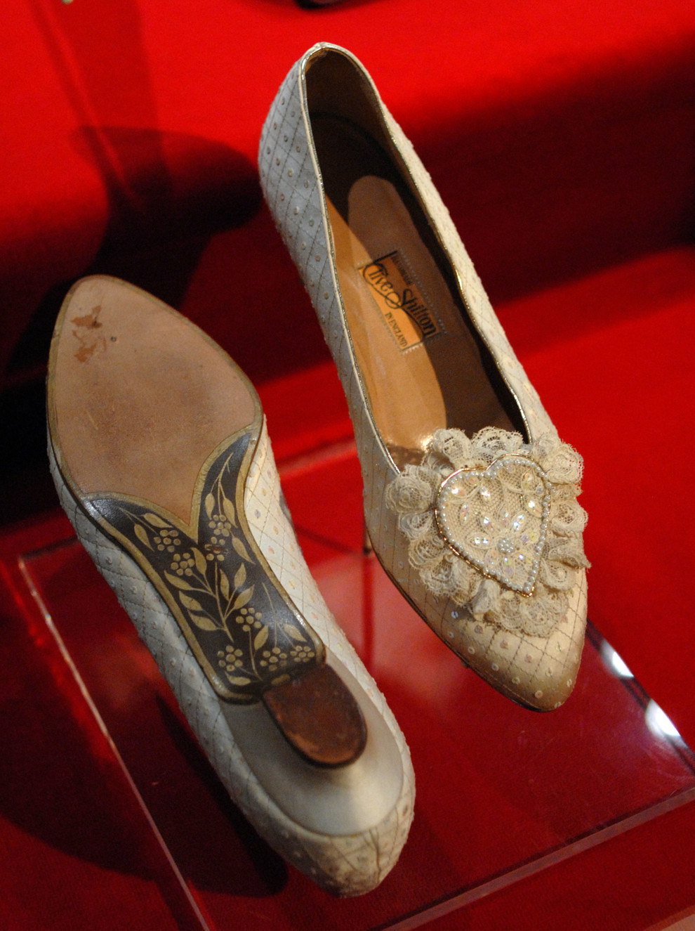 Сватбените обувки на лейди Даяна имат своя тайна (Вижте какво крият) - Снимка 2