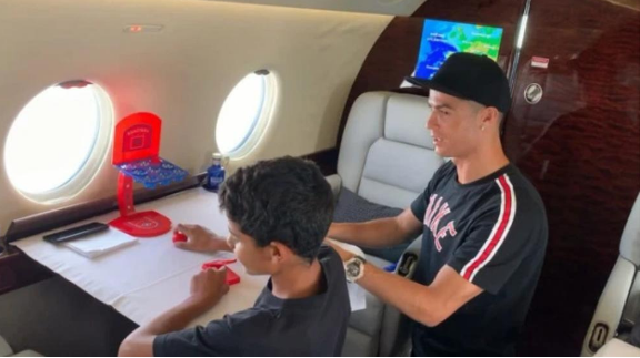 Кристиано Роналдо пътува в частен самолет за 23 млн (Вижте в какъв лукс тъне футболистът)