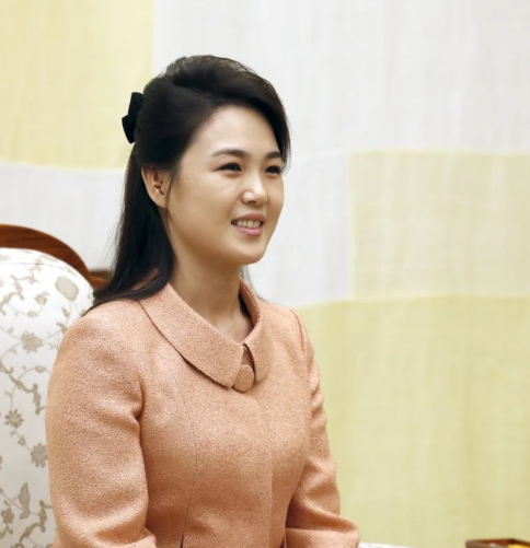 Ето я жената на Ким Чен Ун (Вижте мистериозната И Сол-джу – Снимки)