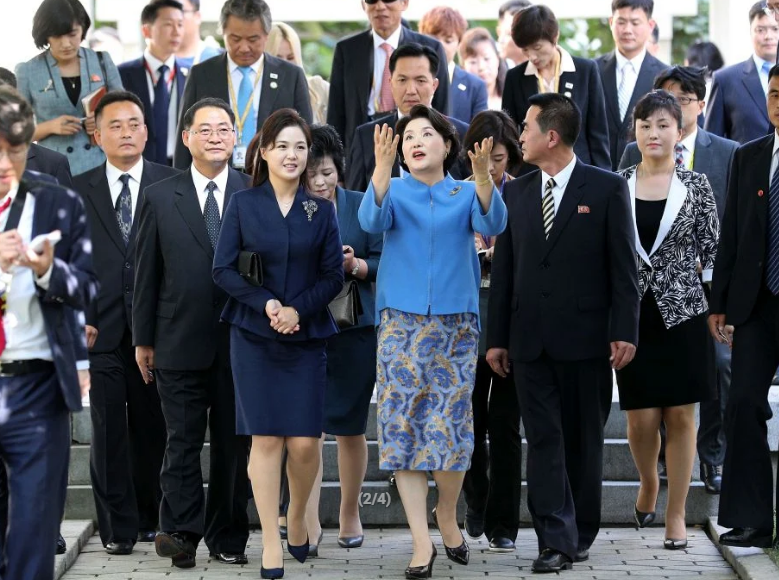Ето я жената на Ким Чен Ун (Вижте мистериозната И Сол-джу – Снимки)