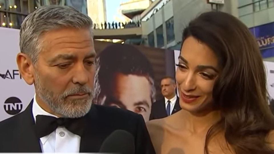 Джордж Клуни и Амал разделени от Джулия Робъртс? (Вижте тук)