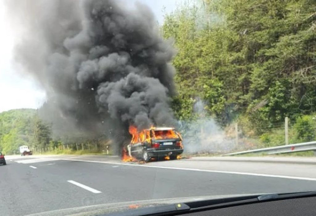 Колата на родна фолк певица се запали на магистралата