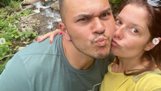 Не е за вярване кого целува Алекс Сърчаджиева (ФОТО)