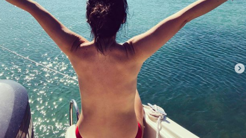 Наталия Кобилкина пори вълните с голи гърди