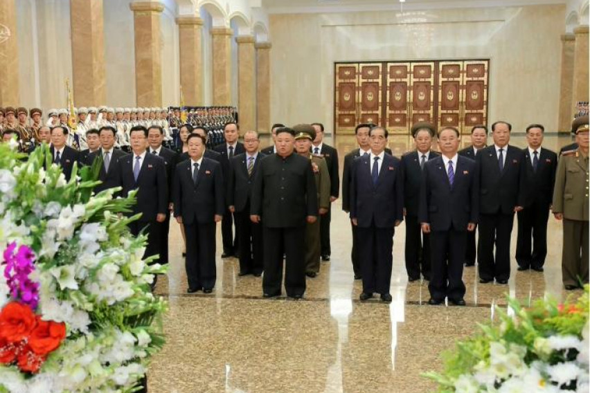 Демонстрация на сила? Ким Чен Ун събра цяла армия на поклонението пред дядо си (Видео)