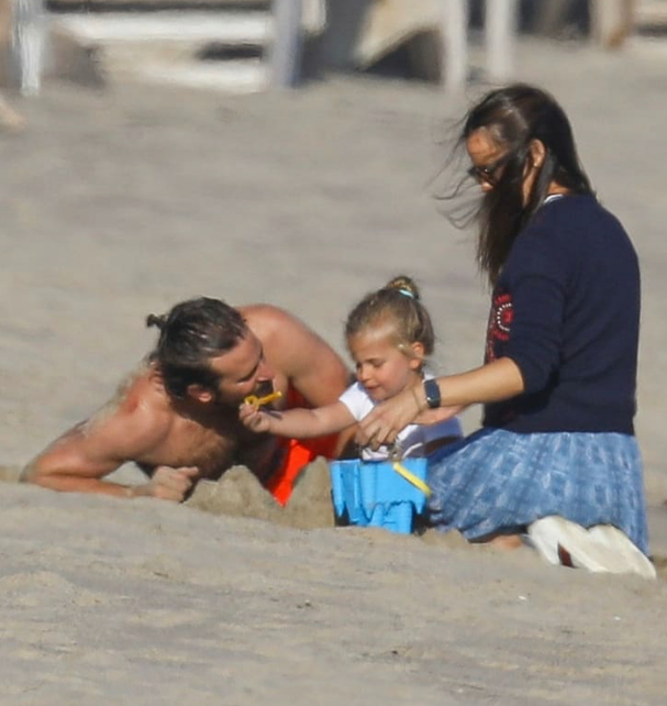 Брадли Купър на среща с Дженифър Гарнър на плажа (Вижте как флиртуват – Снимки)