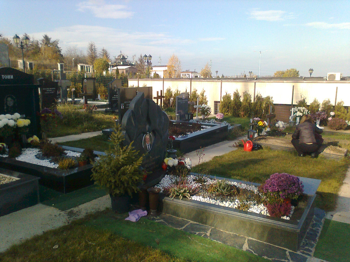 Гнусни далавери с покойници! Екс депутатът Димитър Ламбовски разкопава гробове, за да препродава ковчезите (Скандални разкрития) - Снимка 2
