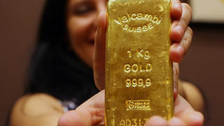 Пореден ръст в цената на златото сред срива на фондовите борси