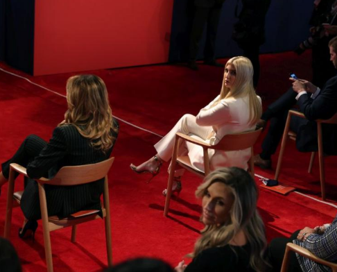 Мелания Тръмп и Иванка в контраст на президентския дебат (Пак показат съперничество – Снимки)